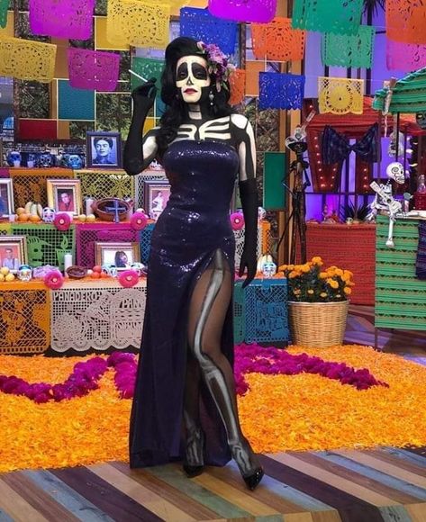 Super Sexy Catrina custome. Worth it.... It's Beautiful. SLVH ♥♥♥ Day Of Dead Costume, Catrina Costume, Hot Halloween Outfits, Halloween Makeup Scary, The Day Of The Dead, Skeleton Costume, Halloween Makeup Inspiration, Creative Costumes, Halloween Costumes Makeup