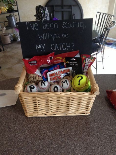 Tolo Proposal Ideas Baseball, Baseball Promposal For Him, Softball Promposal, Baseball Promposal, Prom Asks, Prom Posals, Sadies Dance, Formal Proposals, Cute Promposals