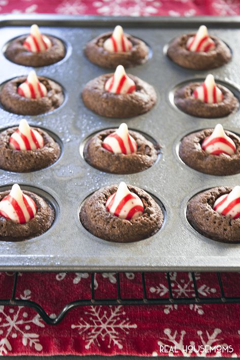 Peppermint Brownie Drops, Brownie Bites Christmas, Christmas Brownie Bites, Mint Brownie Bites, Holiday Brownie Bites, Peppermint Brownie Bites, Peppermint Brownies Recipe, Peppermint Brownie Cookies, Peppermint Brownie