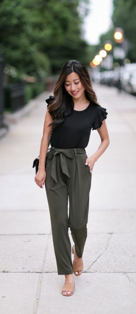 30 elegant ways to wear paper bag pants for work ,  #bag #elegant #pants #Paper #Ways #Wear #work Check more at http://shoe.mantikbilisim.com/30-elegant-ways-to-wear-paper-bag-pants-for-work/ Paper Bag Trousers Outfit, Bag Pants Outfit, Paper Bag Pants Outfit, Celana Fashion, Paper Bag Pants, Trousers Outfit, Bag Pants, Cooler Style, Trouser Outfit