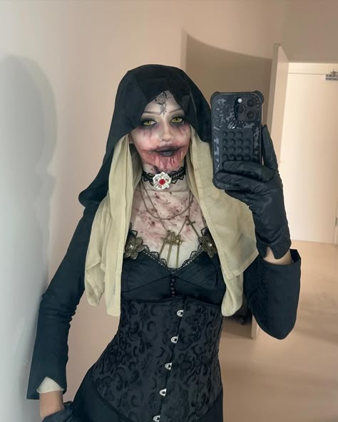 Hijabi Bela Dimitrescu is served Bella Dimitrescu Cosplay, Hijabi Cosplay, Bela Dimitrescu, Fun Makeup, Cosplay Ideas, Best Makeup Products, Makeup Looks, Halloween Costumes, Halloween