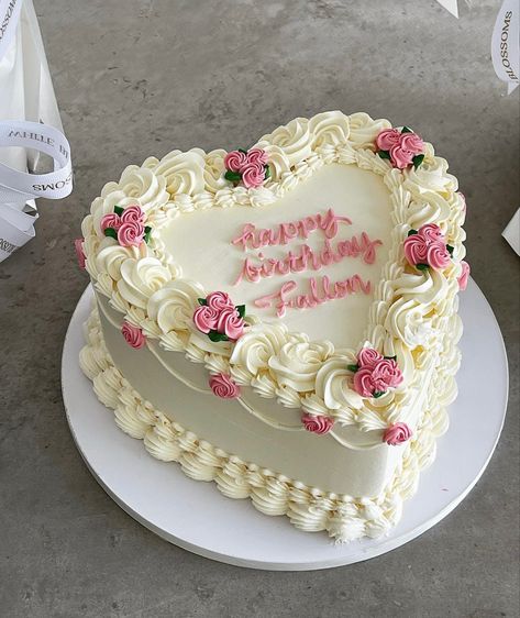 Birthday Cakes Vintage, Spring Cake Ideas, Hairstyles Old Money, Valentines Sugar Cookies, Easter Macarons, Pasteles Aesthetic, Shaped Birthday Cake, Cakes Creative, 60 Year Old Hairstyles