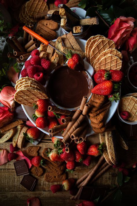 Hot Chocolate Bar Charcuterie, Chocolate Fondue Bar Ideas, What To Dip In Chocolate Fondue, Christmas Chocolate Fondue, Fondue Ideas Chocolate, Christmas Chocolate Fountain, Fondue Gift Basket, Fondue Table, Chocolate Fondue Party