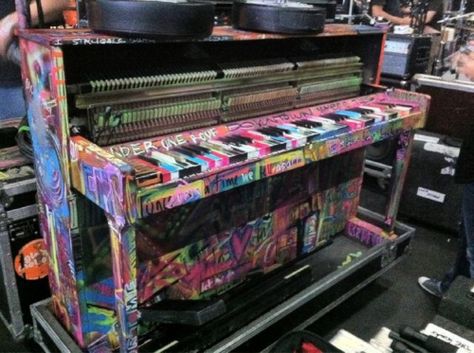 This is coldplay's piano they use in concert. Its all graffittied and looks freakin awesome! Coldplay Piano, Coldplay Art, Painted Pianos, Piano Decor, Howard Stern Show, Piano Art, Howard Stern, Chris Martin, Image Archive