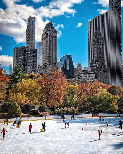 Wollman Rink - Central Park, NY 🇺🇸✨ 📷: [instagram.com/andreche0912] New York Central, I ❤ Ny, New York Travel, Central Park, Winter Wonderland, New York Skyline, Pergola, New York City, Places To Visit