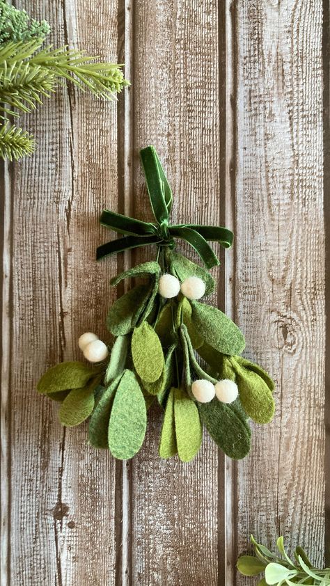 Kelsey | Felt Artist (@inbloomfeltstudio) • Foton och videor på Instagram Diy Felt Mistletoe, Felt Mistletoe Garland, Felt Xmas Ornaments Diy, Felt Mistletoe Pattern, Christmas Felt Wreath, Homemade Mistletoe, Mistletoe Diy, Mistletoe Decoration, Felt Mistletoe