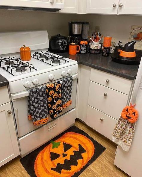 Living Room Halloween, Halloween Living Room Decor, Fall Apartment Decor, Halloween Living Room, Halloween Bedroom Decor, Halloween Kitchen Decor, Fall Room Decor, Halloween Bedroom, Halloween Room Decor