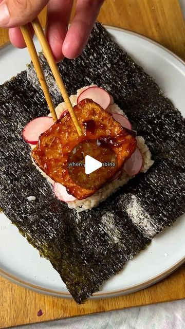 ALFIE STEINER on Instagram: "ONIGIRAZU - SUSHI SANDWICH 🇯🇵

when sushi meets sandwiches - Japanese Onigirazu is delicious, and perfect for the sunshine 🌞

very fun to make, healthy, easy + you can use whatever fillings or toppings you like. 

I've written what I did below - enjoy!

INGREDIENTS (makes 4)

8 nori sheets (2 per sandwich for stability)
4 tbsp sushi rice
Handful of: radish, pickled red cabbage, avocado, cucumber (all sliced)
1 block firm tofu
4 tbsp cornflour
4 tbsp Teriyaki / sauce of choice
Vegetable oil
Salt
Pepper

4 tbsp mayo
1 garlic clove
1 tsp chilli sauce 

cling film

1. Cook your sushi rice according to packet instructions. 
2. Chop the tofu into 1cm thick slices. Coat in cornflour, then fry in hot veg oil until crispy on each side (3-5 mins)
3. Slice your veg top Nori Sheets, Onigiri Recipe, Pickled Red Cabbage, Avocado Cucumber, Firm Tofu, Sushi Sandwich, Garlic Clove, Sushi Recipes, Cling Film