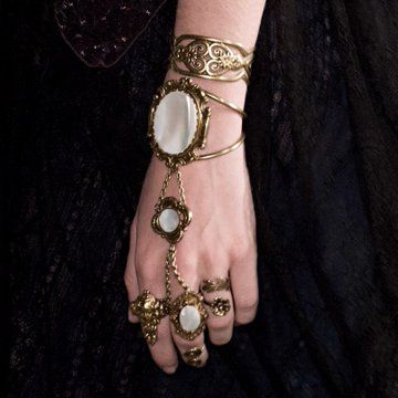 Yennefer Of Vengerberg, Catty Noir, Estilo Hippie, Fantasy Jewelry, Fantasy Fashion, Jewelry Inspo, Kitsch, Diva, Gold Bracelet