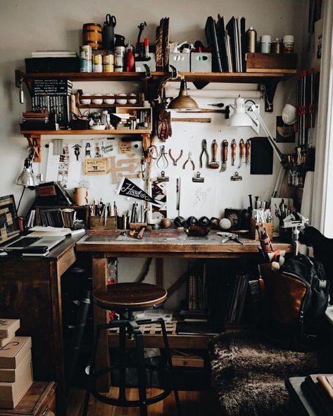 Home Workshop Design, Workbench Aesthetic, Industrial Art Studio, Bedroom Workshop, Workshop Bedroom, Aesthetic Workspace, Apartemen Studio, Art Studio Space, Art Studio Room