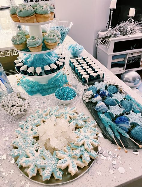 Winter Party Food Ideas For Adults, Winter Wonderland Food Table, Winter Party Dessert, Winter Party Dessert Ideas, Winter Food Party Ideas, 16 Birthday Party Ideas In Winter, Winter Decor Party, Winter Birthday Party Ideas Aesthetic, Winter Wonderland Bday Party