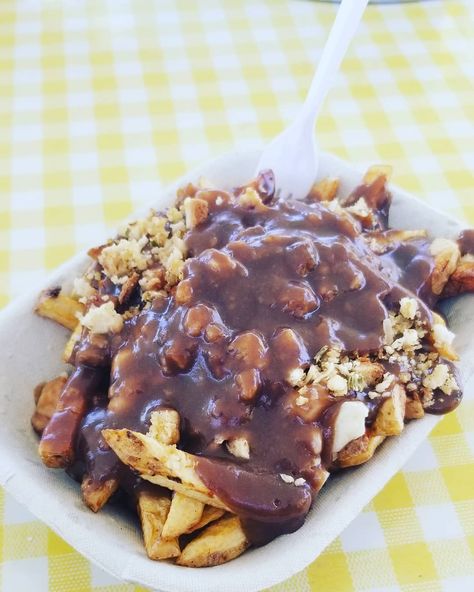 Newfoundland Poutine Is A Version That They've Been Hiding Hiding From The Rest Of Canada - Narcity Acadian Food, Poutine Recipe, Canadian Recipes, Canadian Dishes, Nanaimo Bars, Toronto Restaurants, Crispy Fry, Canadian Food, Cheese Curds