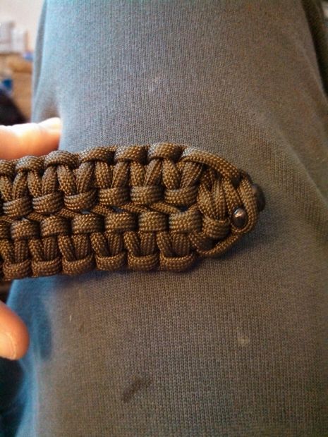 Paracord Bracelet Instructions, Paracord Belt, Paracord Bracelet Designs, Paracord Projects Diy, Cobra Weave, Paracord Accessories, Weaving Book, Paracord Bracelet Patterns, Paracord Braids