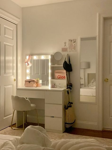 Small Bedroom Ideas Vanity, Clean Aesthetic Vanity, Aesthetic Vanity Table, White Bedding Room Ideas, Girly Clean Room, Asthetic Vanity Mirror, Cute Bedroom Layouts, Redoing My Room Ideas, White Nightstand Bedroom Ideas