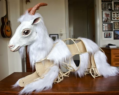 Goat Puppet, Sheep Puppet, Dog Puppet, Puppet Costume, Theatre Ideas, Puppet Ideas, Puppet Theatre, Marionette Puppet, Hobby Horses