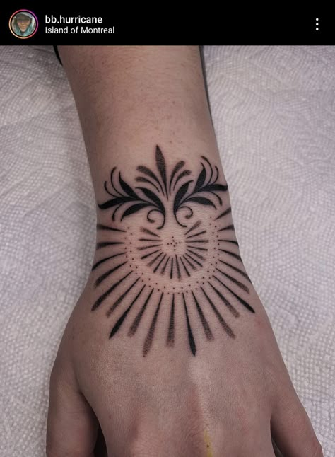 Small Traditional Style Tattoo, Ornamental Knee Tattoo, Hand Palm Tattoos, Hand Tattoo Designs, Tattoo Tights, American Traditional Tattoo Ideas, Traditional Tattoo Ideas, Traditional Style Tattoo, Elbow Tattoos