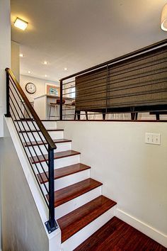 Railing style for front steps Foyer Remodel, Split Foyer Remodel, Split Entry Remodel, Raised Ranch Remodel, Bi Level Homes, Split Level Remodel, Modern Stair Railing, Split Foyer, Stair Remodel