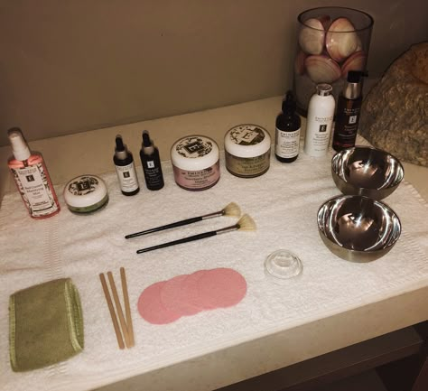 Esthetician Facial Supplies, Facial Table Set Up, Facial Setup, Beauty School Aesthetic, Facial Supplies, Spa Room Ideas Estheticians, Facial Esthetics, Mobile Beauty Salon, Spa Room Ideas