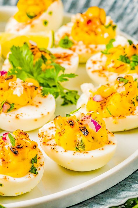 Mexican Street Corn Deviled Eggs - Deviled eggs get a south-of-the-border makeover by incorporating grilled Mexican street corn, jalapeno, red onion, cilantro, lime juice, queso fresco, and chili powder! This is an EASY appetizer or picnic recipe that everyone adores! Serve these at your next summer event including Memorial Day, Father's Day, Fourth of July, or make them for game day parties! Street Corn Deviled Eggs, Hardy Appetizers, Banana Carrot Bread, Corn Jalapeno, Grilled Mexican Street Corn, Eggs Deviled, Fiesta Recipes, Layer Salad, Pistachio Biscotti