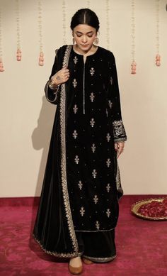 Velvet Dress Designs Pakistani, Velvet Suit Designs Pakistani, Dresses For Women Traditional, Velvet Pakistani Dress, Indian Formal Wear, Latest Traditional Dresses, Ethnic Fashion Indian, Dress Design Pakistani, Pakistani Dresses Party