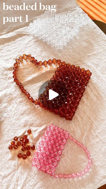 Geneva Vanderzeil on Instagram Diy Small Handbag, Rectangle Beads Jewelry, Beaded Bag Handle, Beaded Bags Diy Tutorials Step By Step, Diy Bead Bag, Beaded Handbag Tutorial, Beaded Bags Diy Tutorials, Diy Beaded Bag, Bead Handbag