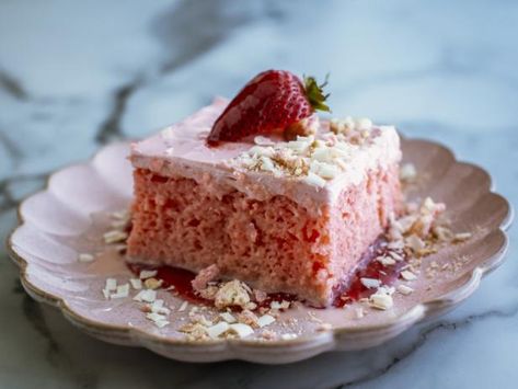 Ree Drummond Recipes, Strawberry Poke Cakes, Sparkle Cake, Strawberry Box, Most Popular Desserts, Strawberry Cake Recipes, Popular Desserts, Tv Food, Strawberry Sauce