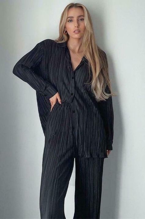 Celana Fashion, Wide Leg Pant Suit, Casual Summer Outfits For Women, Tracksuit Outfit, How To Fold Sleeves, Fall Pants, Pleated Shirt, Wide Trousers, Pantalon Large