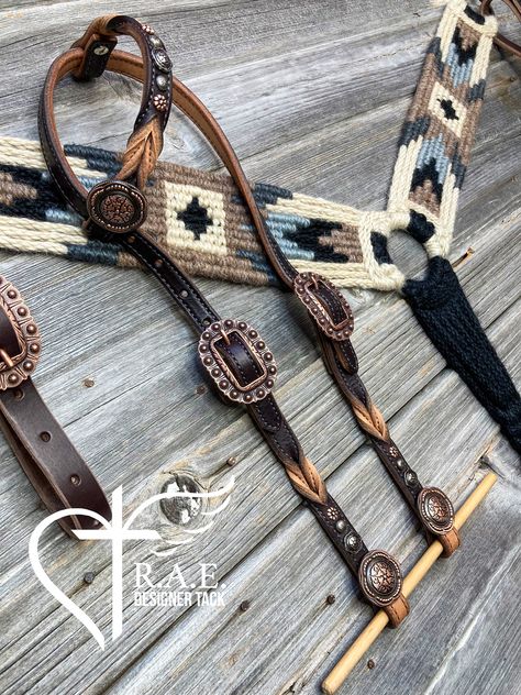 Neutral colored tack set featuring a mohair breast collar and matching leather headstall. Mohair Horse Tack, Tack Sets Western, Mohair Breast Collar, Horse Headstalls, Western Pleasure Outfit, Western Tack Sets, Barrel Racing Tack Rodeo, Bling Horse Tack, Horse Tack Diy