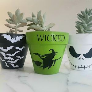 Halloween Clay Pots, Painted Bats, Upcycle Halloween, Bat Clay, Bat Decor, Terra Cotta Pot Crafts Diy, Pots Diy, Flower Pot Art, Halloween Clay