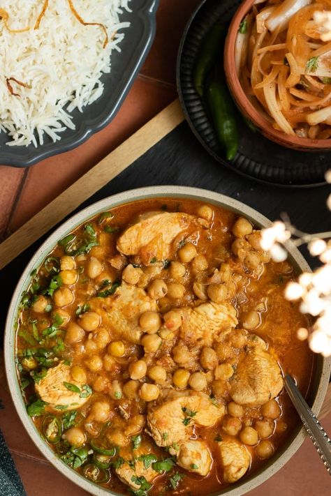 Murgh Cholay or Chana Chicken is a chicken and chickpea dish that is easy to make, so nutritious, and deeply comforting to eat! Murgh Cholay, Chicken And Chickpea Curry, Chicken Chickpeas, Desi Recipes, Chicken Chickpea, Food Indian, Chicken Easy, Chickpea Curry, Indian Recipes