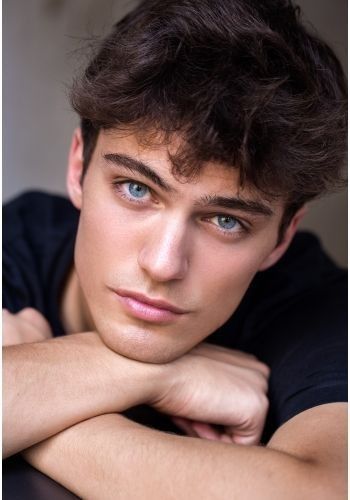 Guys With Black Hair, Brunette Blue Eyes, Male Model Face, Black Hair Boy, Blue Eyed Men, Black Hair Blue Eyes, Brown Hair Blue Eyes, Character Inspiration Male, Gray Eyes