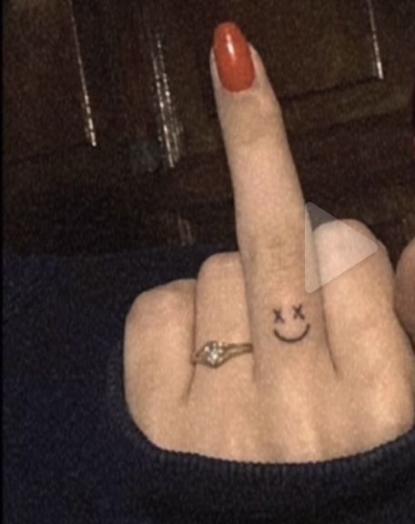 Nirvana Smiley Face Tattoo, Louis Tomlinson Smiley Face, Smiley Tattoo, Nirvana Smile, Smiley Face Tattoo, Nirvana Smiley Face, Tattoo Finger, Smile Tattoo, Classy Tattoos