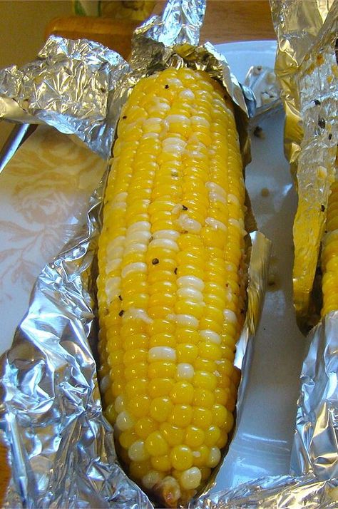 Grilled Corn Recipe, Vegan Grill, Tin Foil Meals, Grill Garden, Grilled Corn Recipes, Easy Grilling Recipes, Garlic Garlic, Corn Dishes, Easy Grilling