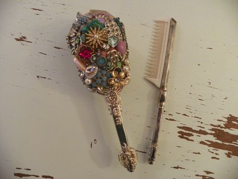 Trinket Hair Aesthetic, Cute Hairbrush Aesthetic, Vintage Hairbrush Aesthetic, Brush Aesthetic, Barbie Celestial Comb, Vintage Hairbrush, Antique Hairbrush, Pretty Objects, Hand Mirror