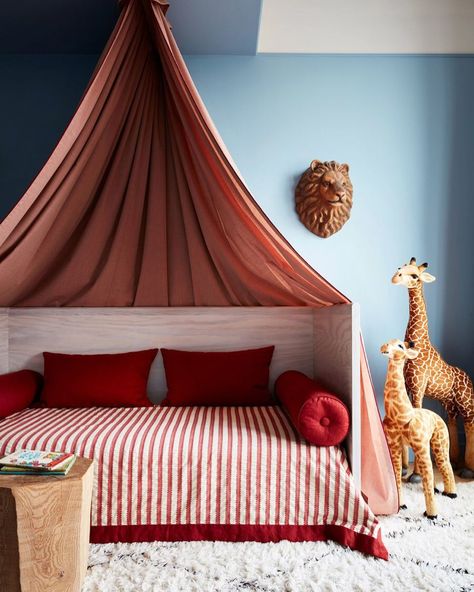 New Yorker Loft, Ny Loft, Stuffed Giraffe, Nyc Loft, Next Bedroom, New York Loft, Bed Tent, Kids Room Inspiration, Circus Theme