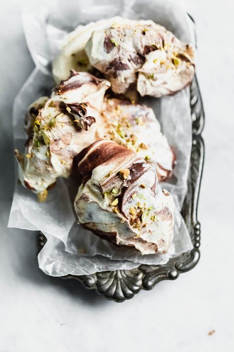 The easiest chocolate swirled spoon meringues that you literally spoon onto a baking sheet. Top 'em with crumbled pistachios, bake, and done! Pistachio Chocolate, Broma Bakery, Chocolate Pistachio, Sugar Plums, Fall Foods, Chocolate Swirl, Breakfast Cake, Easy Chocolate, Gluten Free Desserts