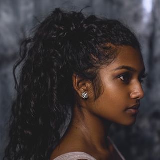 So beautiful, so luscious. | 17 Stunning People Who Will Make You Wish You Had Curly Hair Drawing Lips, Arab Women, Wave Hair, Drawing Inspo, Hair Natural, Character Ideas, Black Beauty, Black Is Beautiful, Young Woman