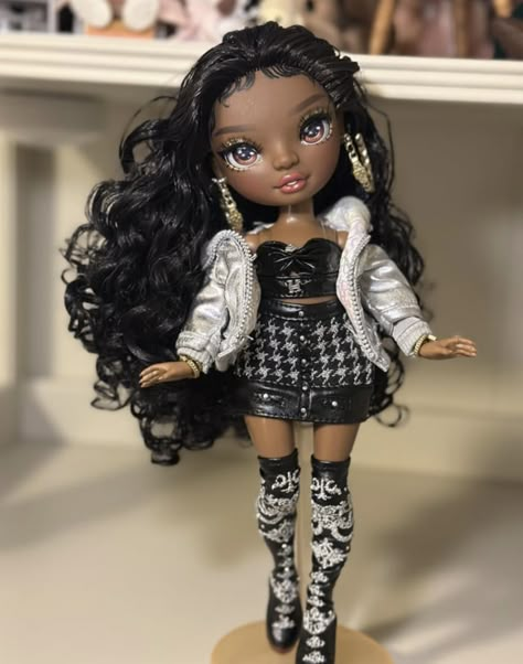 Bratz Outfit Ideas, Doll Hair Ideas, Clay Snakes, Rainbow High Restyle, Rainbow High Custom, Doll Restyle, Bratz Outfit, Rainbow High Fashion, Shadow High Dolls