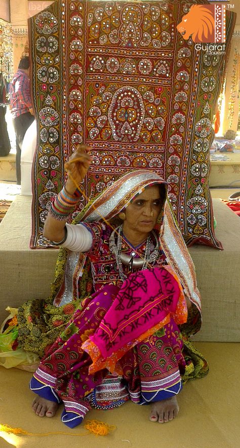 Rajasthani Embroidery, Camel Painting, Appliqué Work, Chania Choli, Kutch Work Designs, Navratri Dress, Indian Women Painting, Indian Illustration, Bandhani Dress