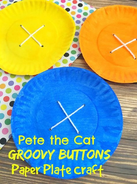 DIY Pete the Cat Groovy Buttons Paper Plate Craft - SO cute for preschool story hour or kindergarten writing and reading centers. One of my favorite children's books! Pete The Cat Groovy Buttons, Pete The Cat Buttons, Pete The Cat Art, Cat Smiling, Clothes Study, Clothing Study, School Hallway, Pete The Cats, Paper Plate Craft