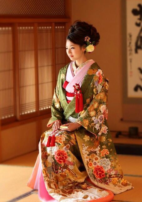 Woman In Kimono, Moda Kimono, Furisode Kimono, Party Make-up, Kimono Japan, Japanese Wedding, Mode Kimono, Wedding Kimono, Traditional Kimono