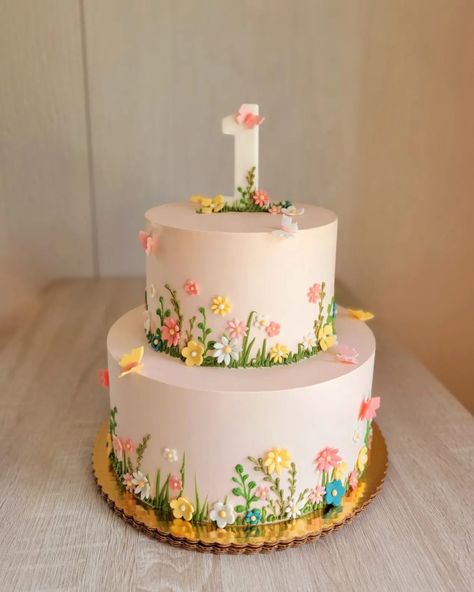 ONE must have a beautiful cake when you are ONE !! . #confectionerydesigns #celebrationcake #birthday #cakesofinstagram | Instagram Torte Za Rodjendan, Fairy Birthday Cakes, Fairy Birthday Cake, Vintage Birthday Cakes, 1st Birthday Cakes, Fairy Cakes, Beautiful Birthday Cakes, Baby Birthday Cakes, Fairy Birthday