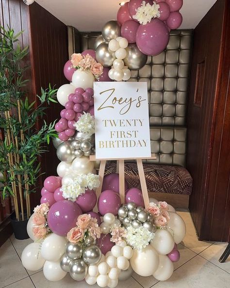 Easel Party Decor, Balloon Garland Around Easel, Balloon Garland Welcome Sign, Centerpieces For 21st Birthday Party, Balloons On Easel Stand, Easel With Balloon Garland, Balloon Garland On Easel, Balloon Easel Display, Easel Balloon Garland