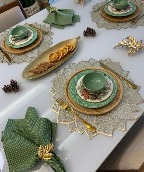 Traditional Place Setting, Small Black Table Decor, Fancy Table Settings, White Tree Decorations, Wall Pantry Ideas, Table Plate Setting, Table Setting Etiquette, Wall Pantry, Crockery Design