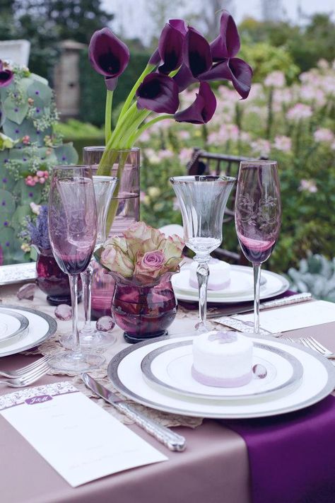 Glowing, purple, spring table design by Carol Rame #tablescape #spring Dark Purple Wedding, Lila Party, Purple Table, Tafel Decor, Beautiful Tablescapes, Beautiful Table Settings, בר מצווה, Pretty Tables, All Things Purple