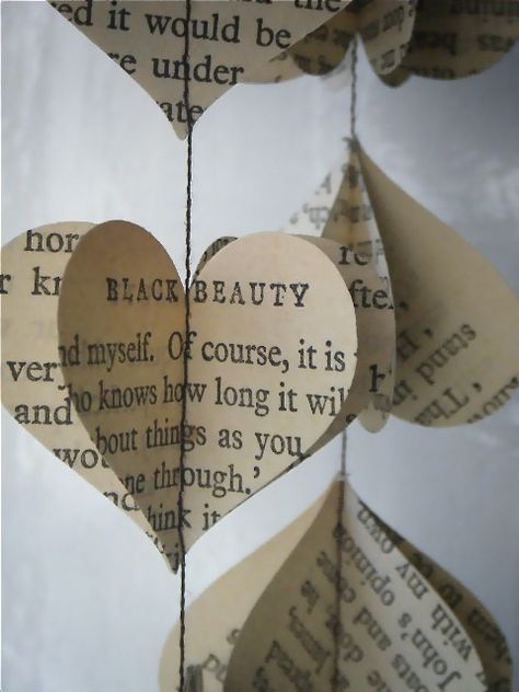 Diy Slinger, Paper Heart Garland, Paper Mobile, Heart Garland, 카드 디자인, Paper Heart, Paper Hearts, Old Book, 3d Paper