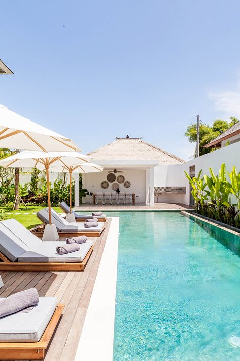 Rooftop Area Design, Modern Pool Pergola, Bali Pool Ideas, Kleiner Pool Design, Bali Interiors, Moderne Pools, Outdoor Pool Area, Pool Inspiration, Villa Bali