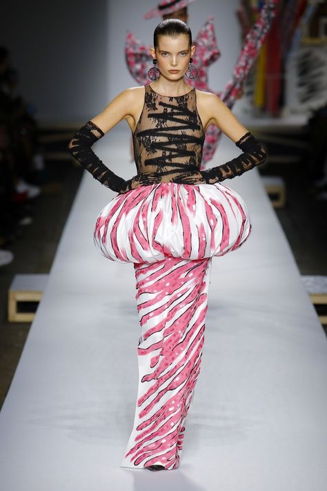 Moschino Art, Moschino Runway, Dolly Fashion, Moschino Couture, Couture Week, Jeremy Scott, Vogue Fashion, Fashion Show Collection, Couture Dresses