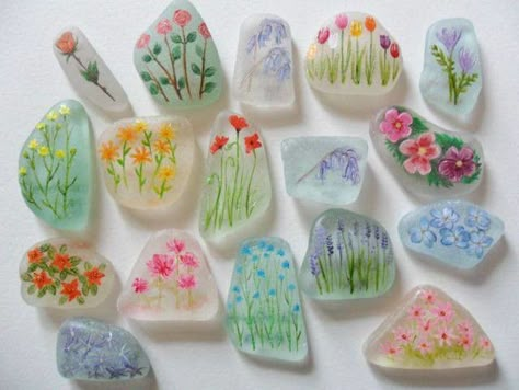 Diy Trendy Crafts, See Glass Crafts, Art Market Stall Display Ideas, Beach Theme Diy, Bored Crafts, Aesthetic Diys, Seni Resin, Sea Glass Art Projects, Camp Activities