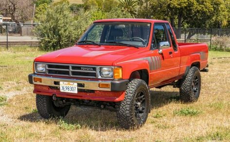 1987 Toyota Pickup, Toyota Pickup 4x4, Crank Windows, Toyota Pickup, Classic Pickup Trucks, Toyota Trucks, Four Wheel Drive, Toyota Hilux, Barn Finds